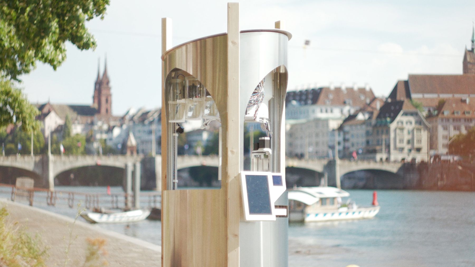 Der Crêpe-Roboter von maus robotics auf der Rheinpromenade in Basel, dahinter die Mittlere Brücke und die Altstadt.
