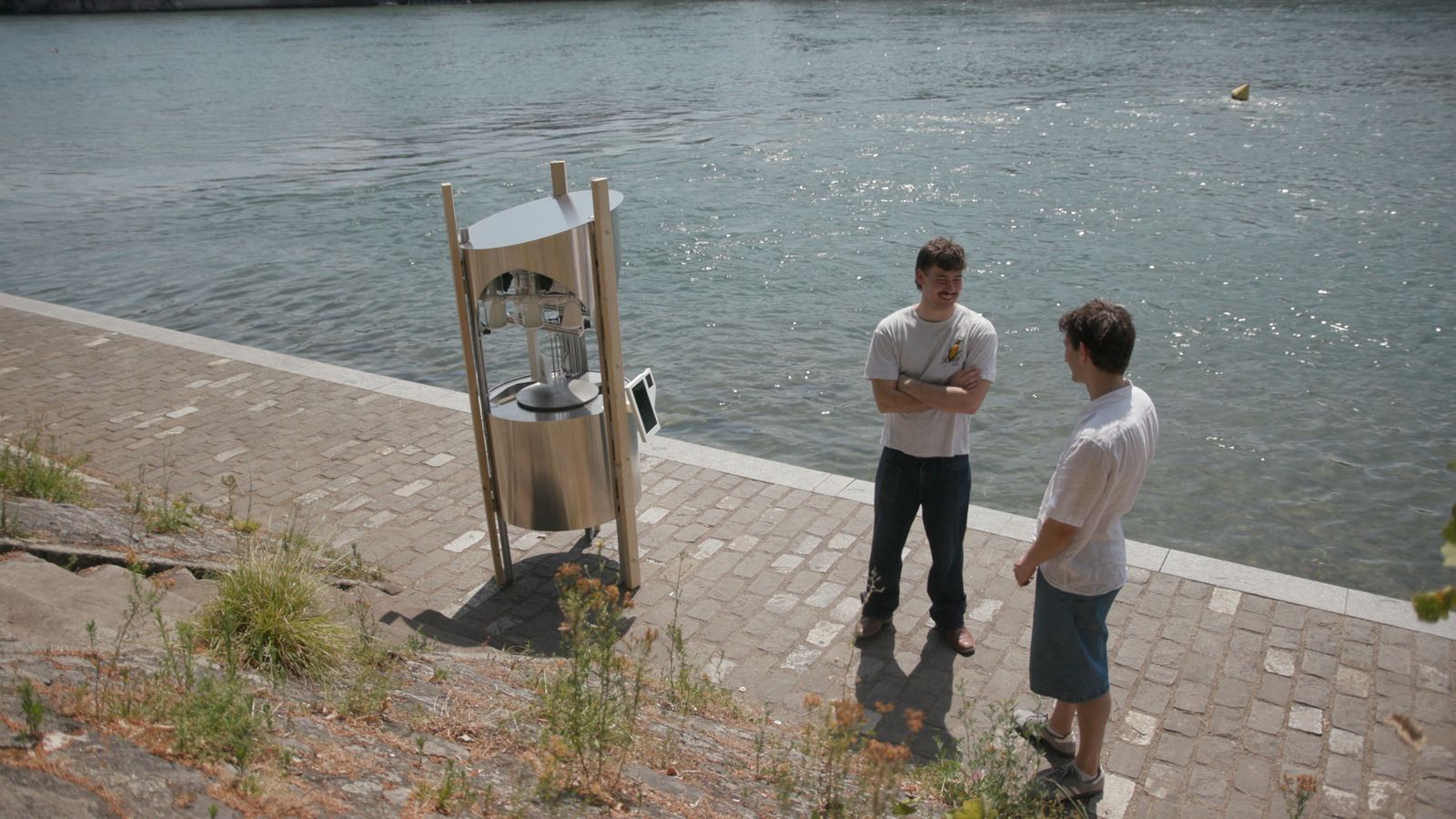 Zwei Besucher stehen neben dem Roboter auf der Rheinpromenade.